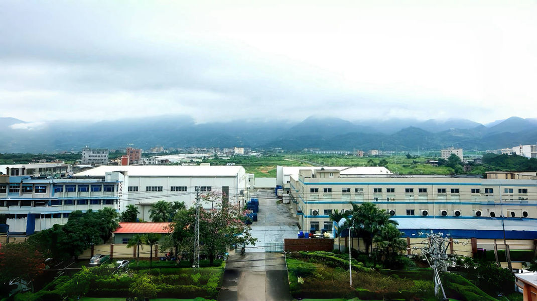 Các thùng nhựa chứa trái cây và rau quả
