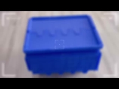 Các hộp di chuyển bằng nhựa tái chế được xếp chồng lại